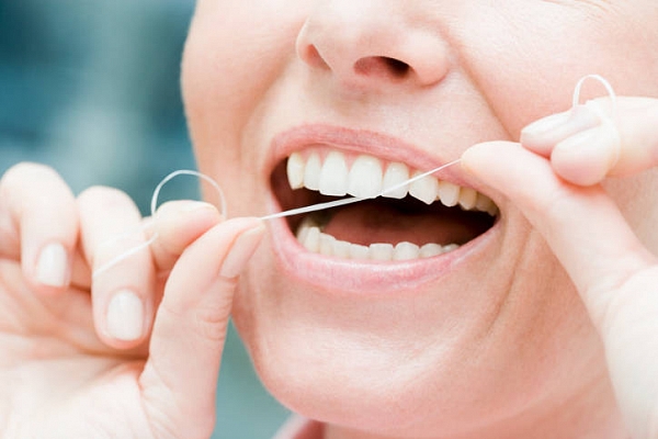 Врачи советуют зубную нить желающим забеременеть