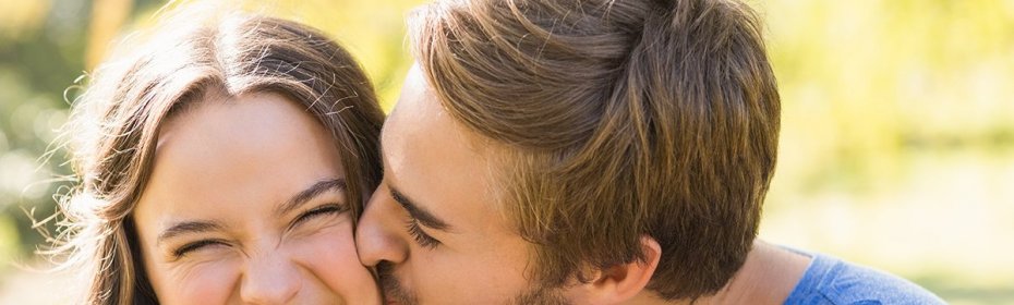Что значит, когда мужчина целует девушку не в губы?